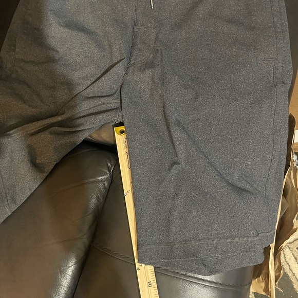 Lululemon men’s  Gray Athletic shorts, so soft and comfortable - Picture 4 of 9